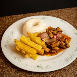 Pollo saltado