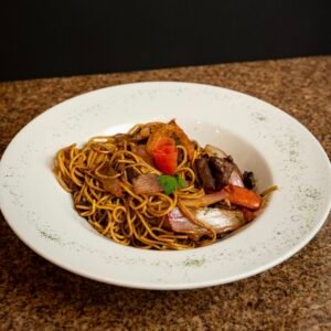 Tallarin saltado criollo