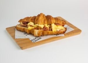 Croissant jamón y huevo