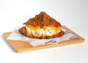 Croissant pollo y durazno