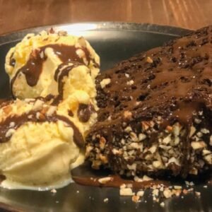 TORTA DE CHOCOLATE CON PECANAS Y HELADO