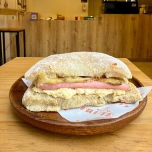 Ciabatta de pollo, jamón y queso