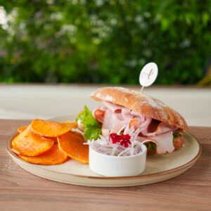 La imagen es referencial y puede variar la decoracion.