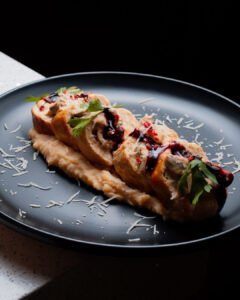 ROLLO DE POLLO CON TOCINO Y QUESO