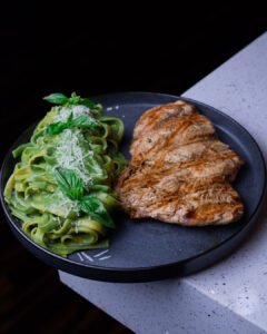 FETUCCINI AL PESTO CON FILETE DE POLLO