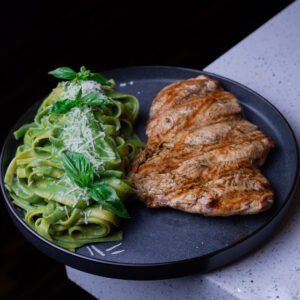 FETUCCINI AL PESTO CON FILETE DE POLLO
