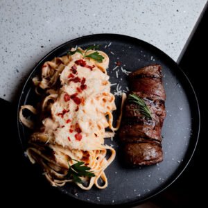 FETUCCINI A LO ALFREDO CON LOMO PREMIUM