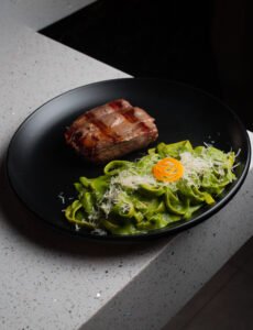 FETUCCINI AL PESTO CON MEDALLON DE LOMO PREMIUM