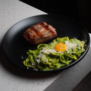 FETUCCINI AL PESTO CON MEDALLON DE LOMO PREMIUM