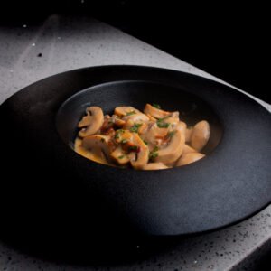 CHAMPIÑONES A LA CREMA DE AJO