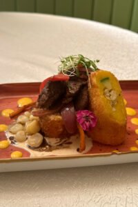 CAUSA CROCANTE MONTADO DE LOMO SALTADO
