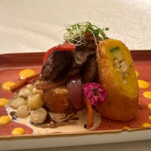CAUSA CROCANTE MONTADO DE LOMO SALTADO