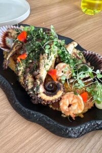 PULPO GRILLADO AL CHIMICHURRI CON TACU TACU
