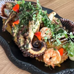 PULPO GRILLADO AL CHIMICHURRI CON TACU TACU