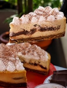 Porción de cheescake horneado de tiramisú