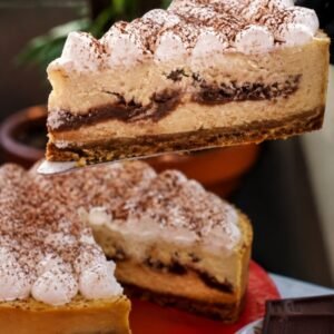 Porción de cheescake horneado de tiramisú